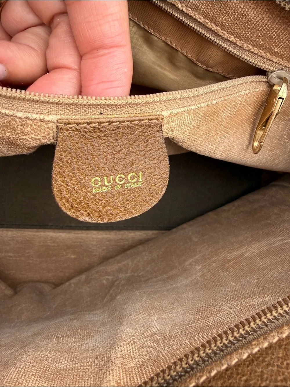 Gucci tote signature
